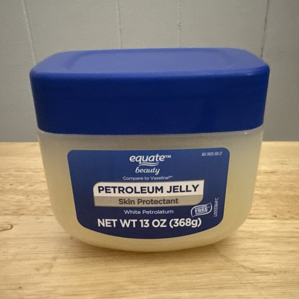 Equate Beauty White Petrolatum Petroleum Jelly Skin Protectant, 13 oz Jar