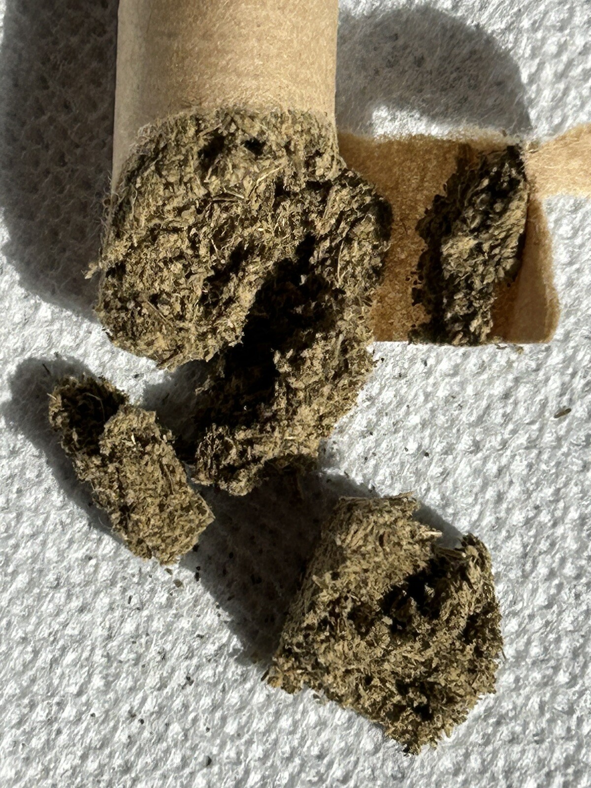 2 boxes of Moxi Moxibustion Sticks (108 per box, 5 years) 2 盒 伍元素 艾灸柱 108柱 5年陈