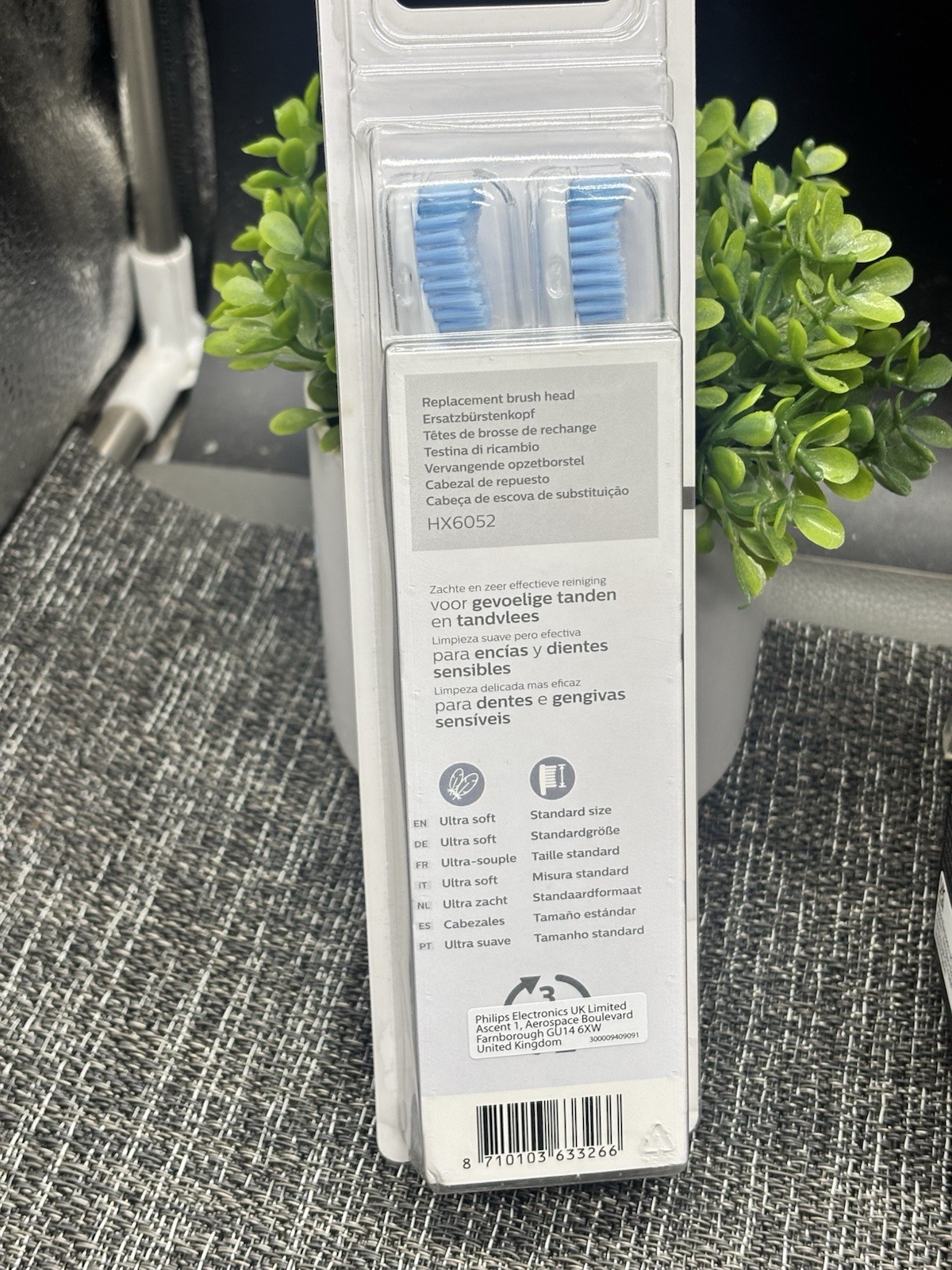 Philips Sonicare 2100 Rechargeable Sonic Electric Toothbrush + 4 Extra Heads New