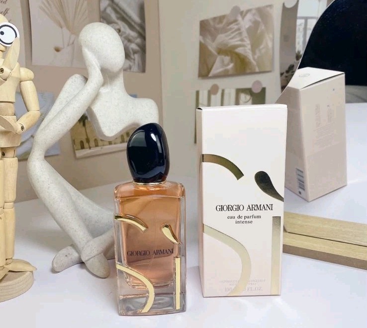 Giorgio Armani Sì Eau de Parfum Intense Spray Regular Size 3.4 Fluid Ounce