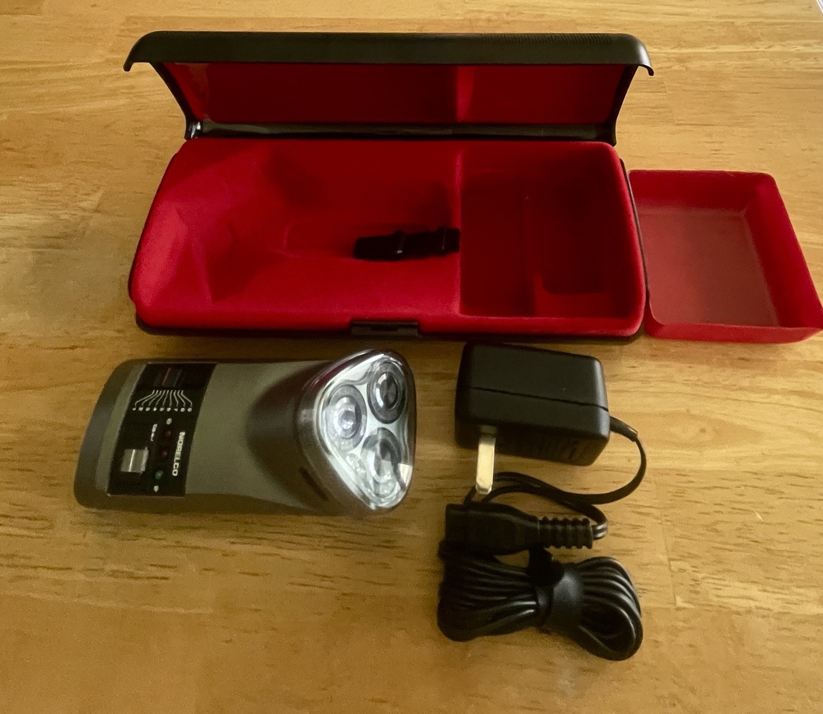 Norelco Rotatract HP1320B Rechargeable Cordless 3-Head Rotary Shaver w/ Case