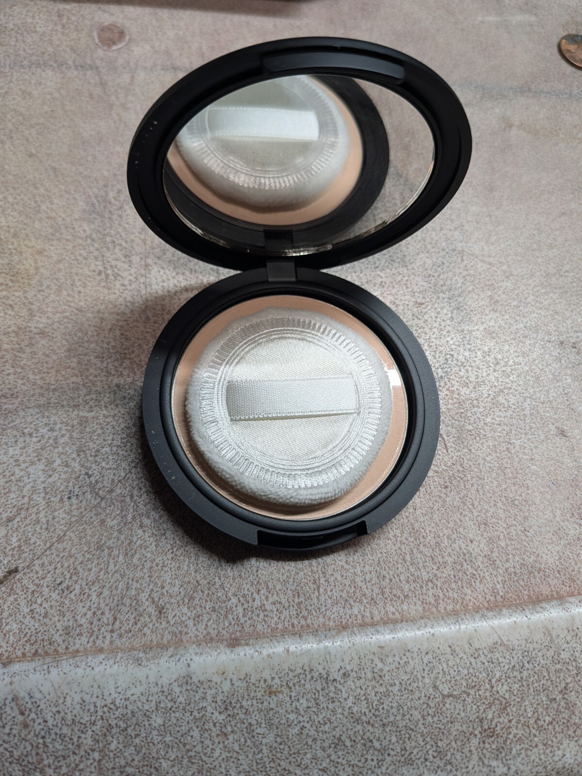 La Femme Compact pressed Powder